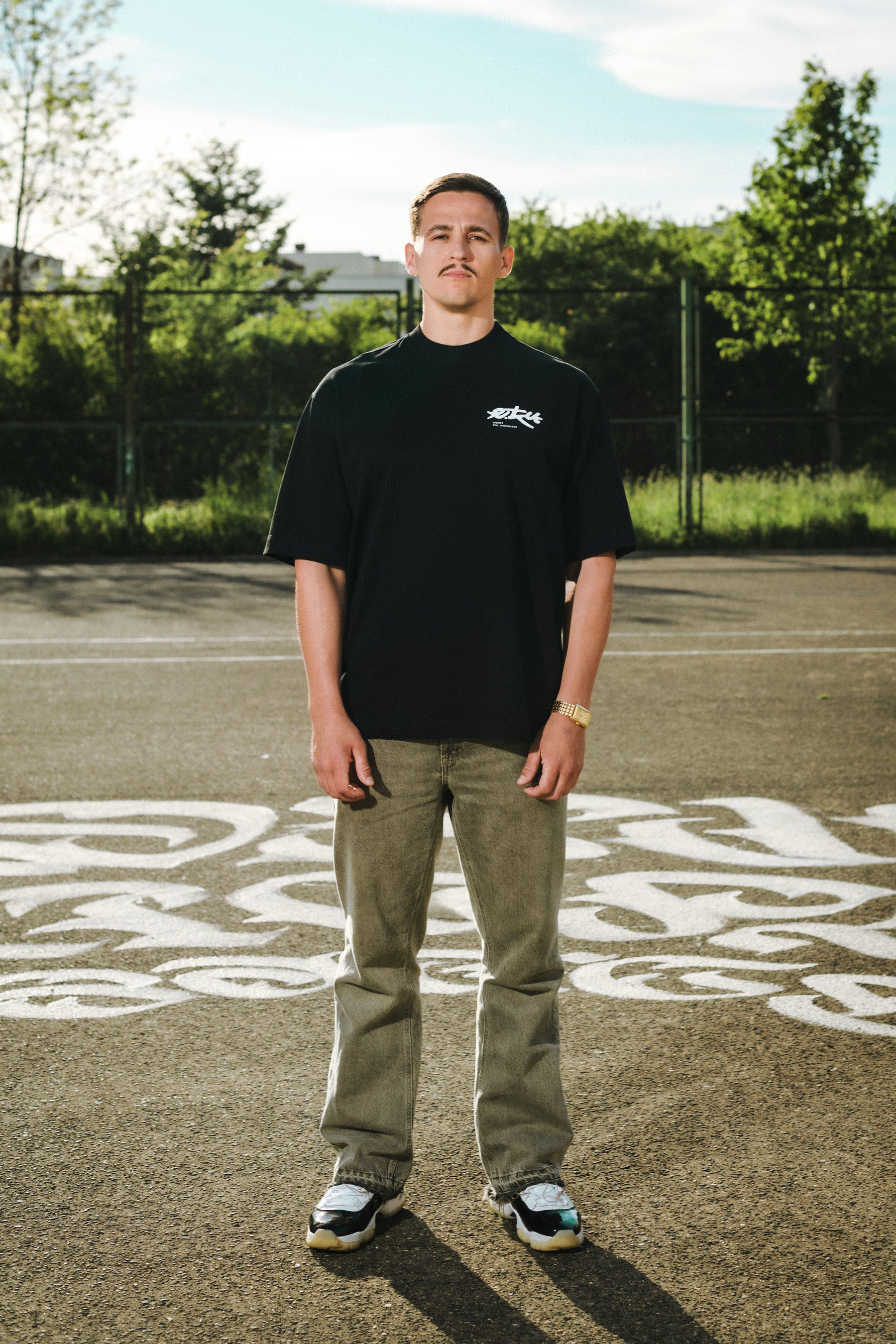 T-shirt expect black sygnet