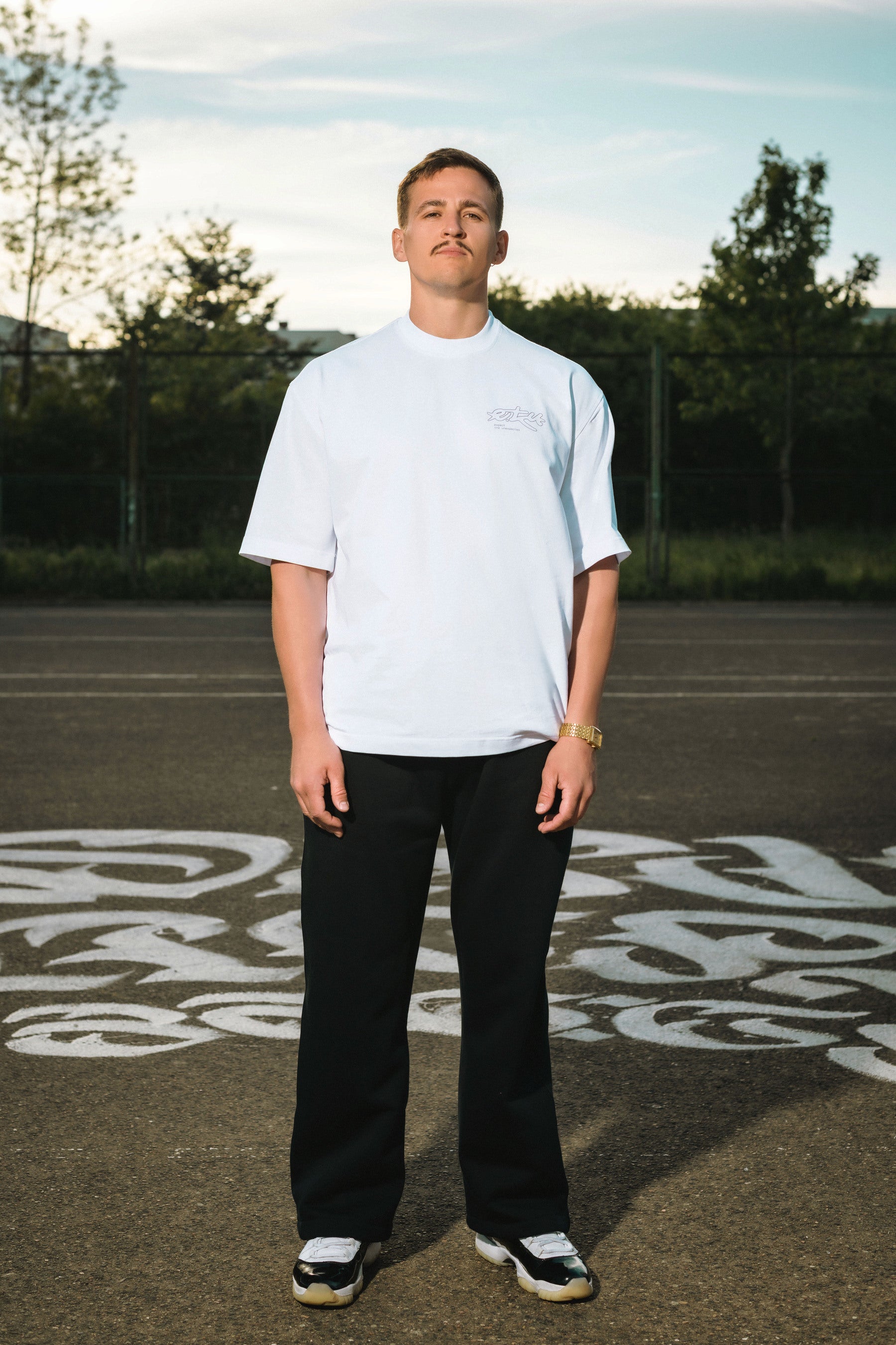 T-shirt expect white outline